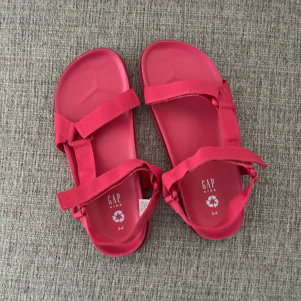 NWOT Gap kids fuchsia pink Velcro sandal Size 3-4